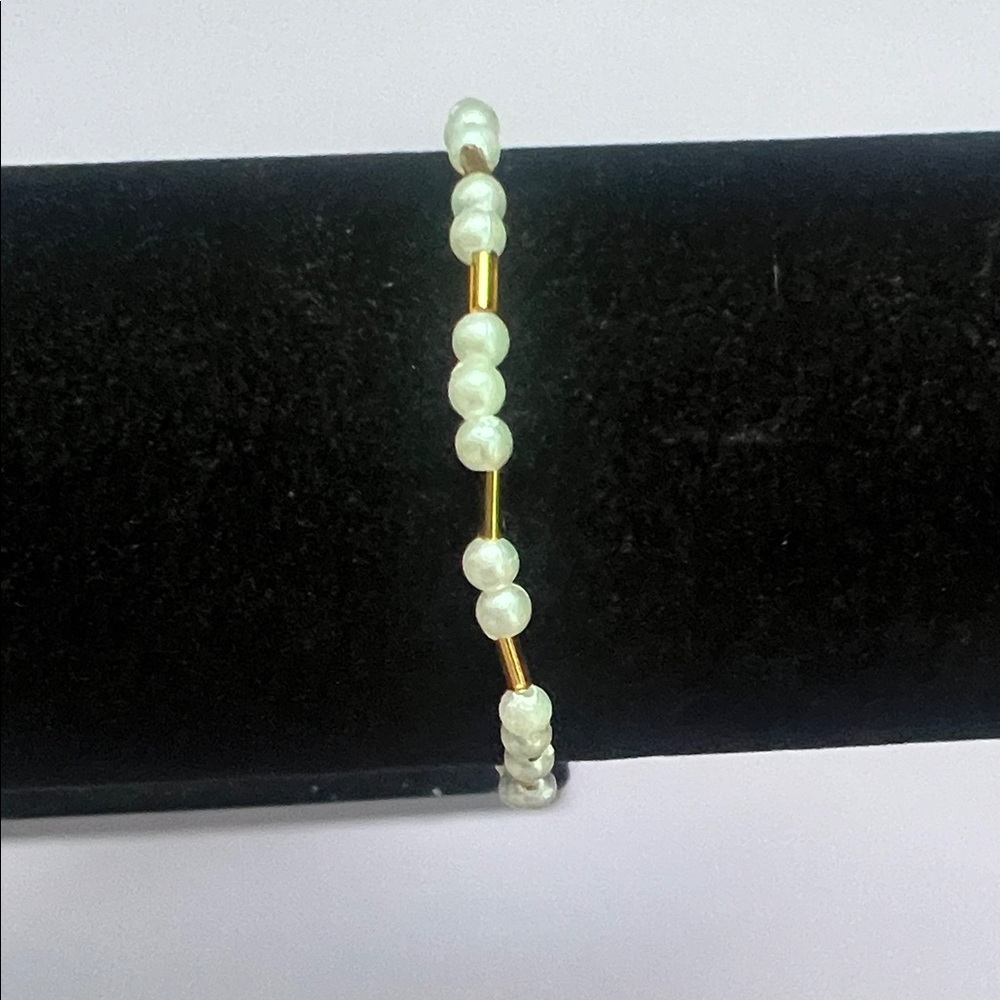 Elegant Gold and Pearl Bracelet